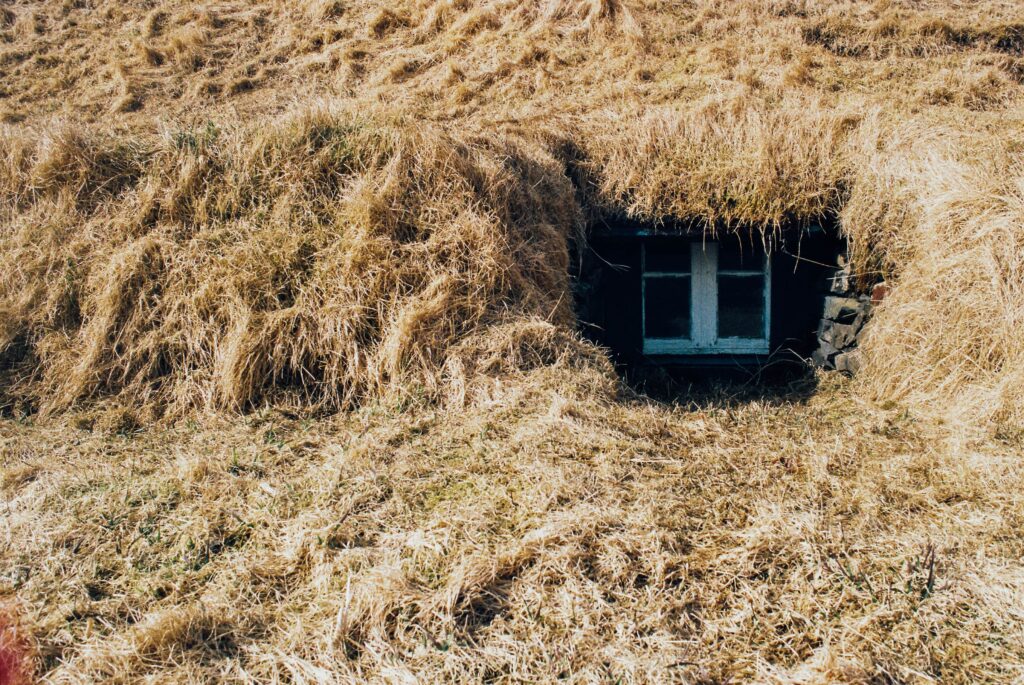 buried-house-icelandic-turf-house